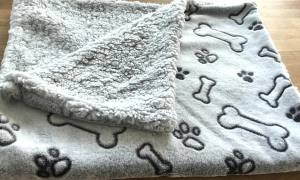 Hunde-Decke Kuscheldecke KNOCHEN