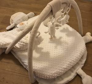 Hundebett SCHÄFCHEN WEISS /CREME inkl.Decke,Kissen ,Spielzeug,Bögen