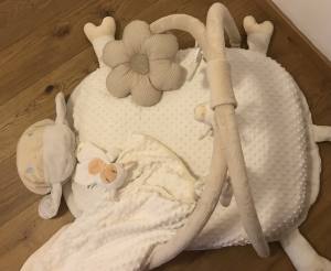 Hundebett SCHÄFCHEN WEISS /CREME inkl.Decke,Kissen ,Spielzeug,Bögen