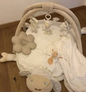 Hundebett SCHÄFCHEN WEISS /CREME inkl.Decke,Kissen ,Spielzeug,Bögen