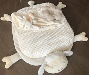 Hundebett SCHÄFCHEN WEISS /CREME inkl.Decke,Kissen ,Spielzeug,Bögen