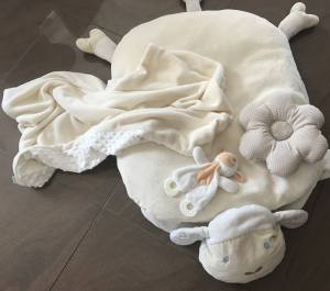 Hundebett SCHÄFCHEN WEISS /CREME inkl.Decke,Kissen ,Spielzeug,Bögen