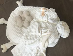 Hundebett SCHÄFCHEN WEISS /CREME inkl.Decke,Kissen ,Spielzeug,Bögen
