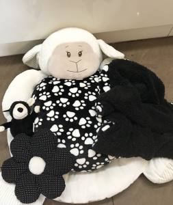 Hundebett SHEEP BLACK-WHITE  inkl.Decke,Kissen ,Spielzeug