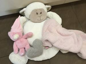 Hundebett SHEEP GRAU-ROSA HERZ inkl.Decke,Kissen ,Spielzeug