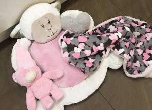 Hundebett SHEEP GRAU-ROSA HERZ inkl.Decke,Kissen ,Spielzeug