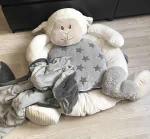Hundebett SHEEP GREY inkl.Decke,Kissen ,Herz Spielzeug