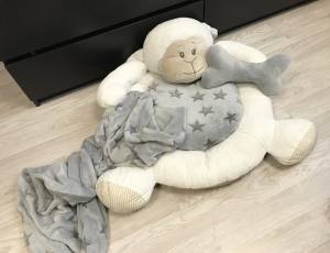 Hundebett SHEEP GREY inkl.Decke,Kissen ,Herz Spielzeug