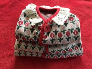 Hundepullover mit Knöpfen für Hunde Rote Blumen