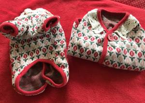 Hundepullover mit Knöpfen für Hunde Rote Blumen