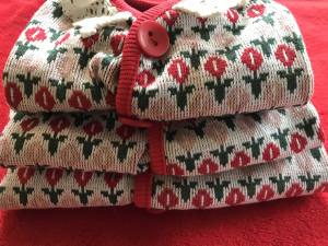 Hundepullover mit Knöpfen für Hunde Rote Blumen
