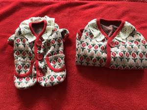 Hundepullover mit Knöpfen für Hunde Rote Blumen