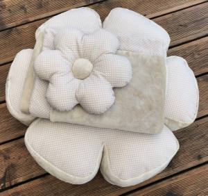 Hundebett RIESEN BLUME BEIGE Handmade