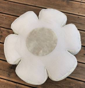 Hundebett RIESEN BLUME BEIGE Handmade